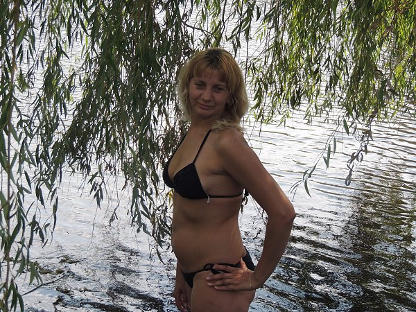 Зрелая русская блондинка примеряет купальник и светит сиськами