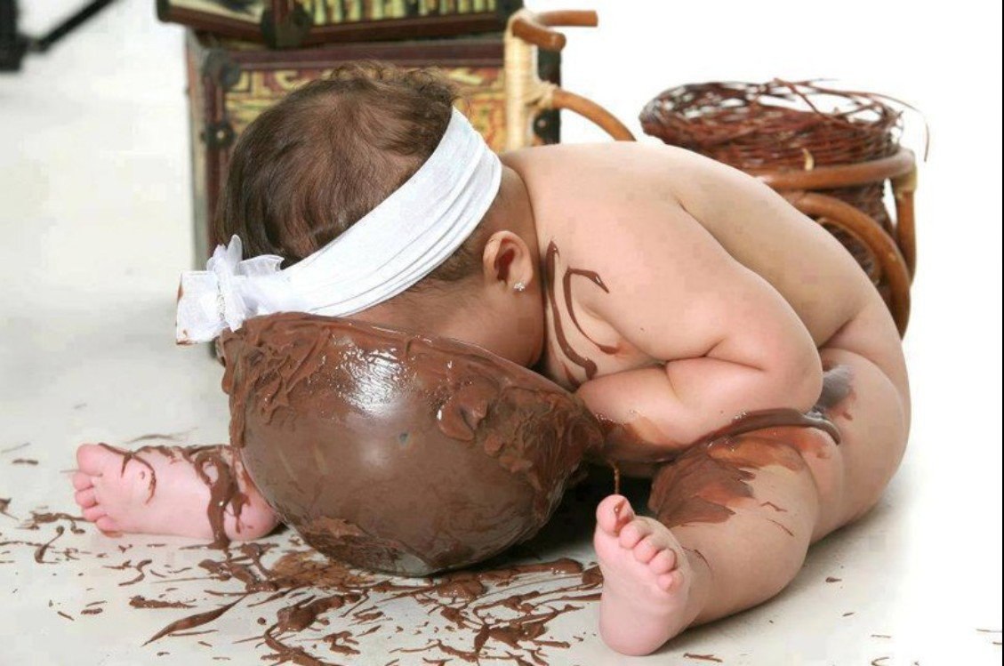 Ребенок измазанный шоколадом
