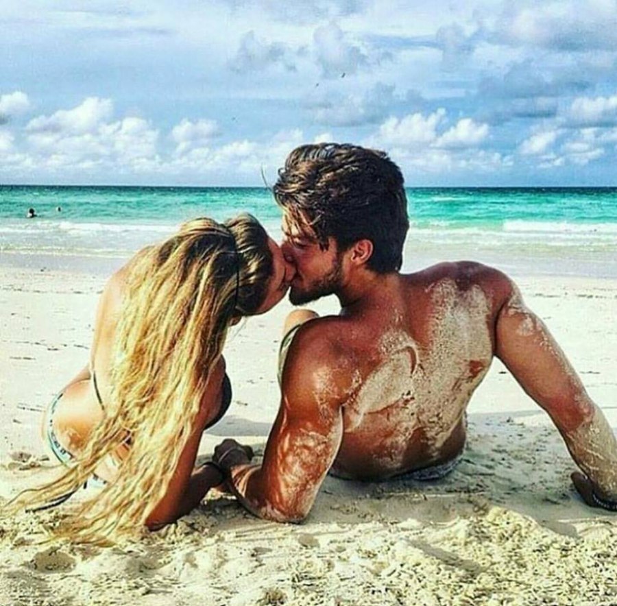 Парень на пляже подарил трем красавицам групповой секс и удовольствие