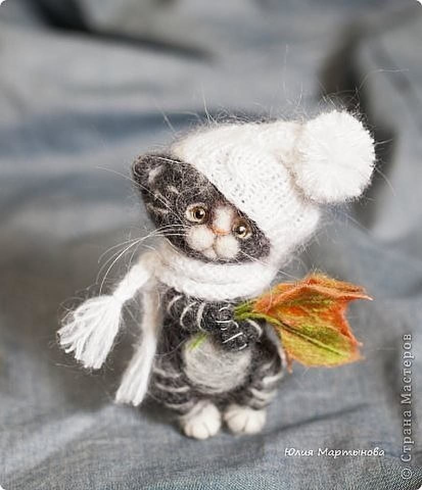 Валяный котик в шапке
