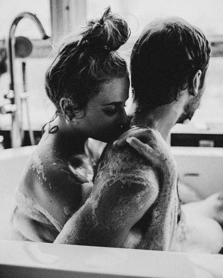 Лесбиянки принимают душ вместе