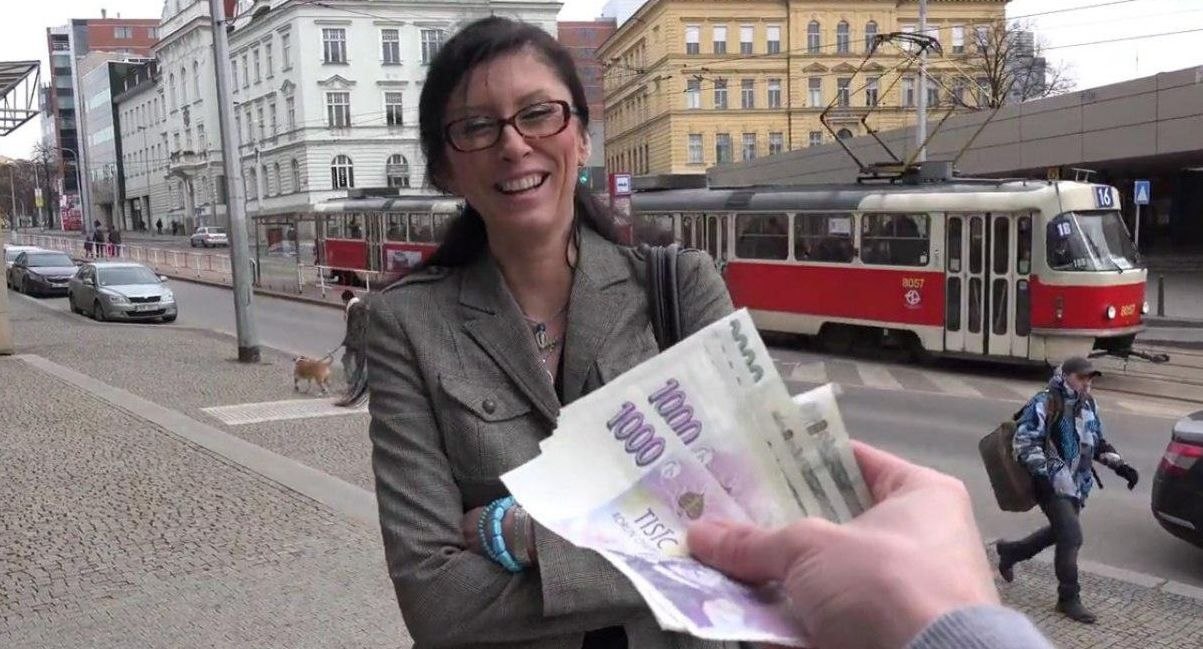 Очаровательная брюнетка дает за деньги посреди улицы