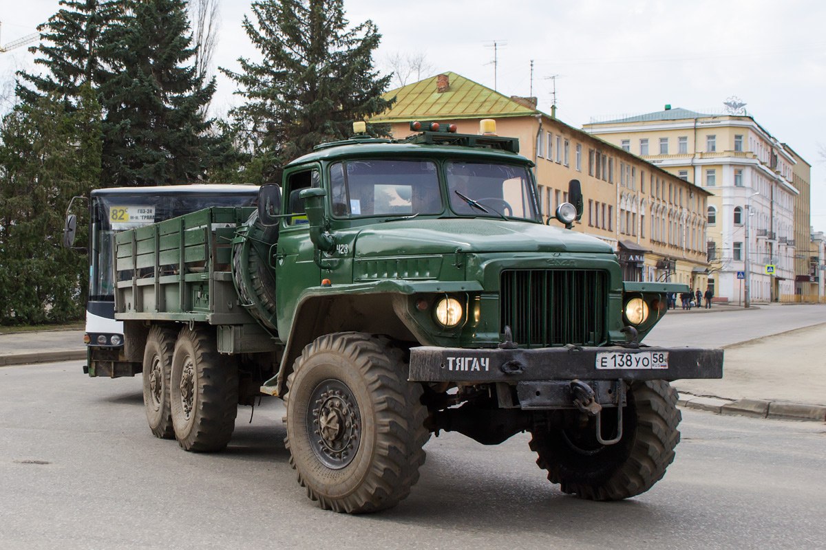 Автомобиль Урал 375д