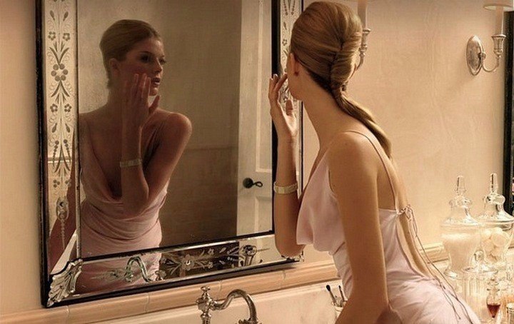 Сексапильная Кейн любуется обнаженной красотой в зеркале