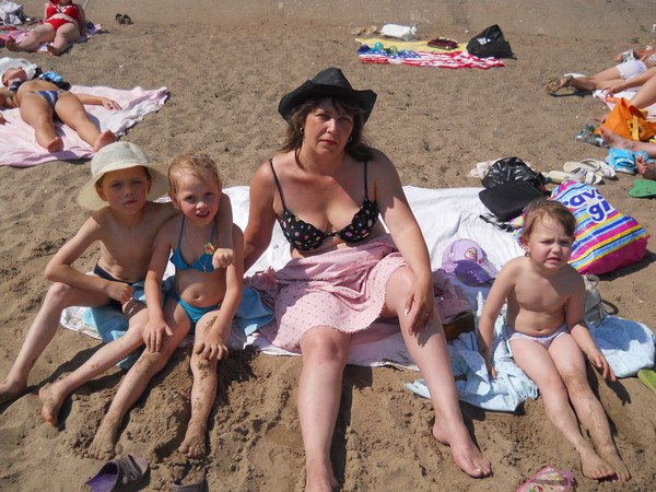 Мамы на нудиском пляже. Мамочки на пляже с семьей. Нудистки с родителями. Нудисткие семьи без комплексов. Детские снимки на нудистком пляже.