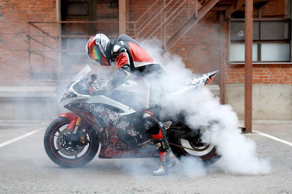 Мотоцикл в дыму фото