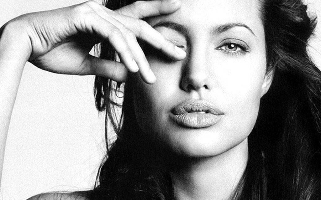 Пока ты листаешь фото анджелины джоли текст. Энни Лейбовиц Анджелина Джоли. Джоли 1990. Анджелина Джоли модель. Губы Анджелины Джоли в профиль.