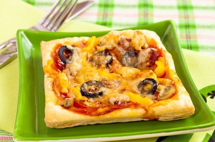 Рецепт мини пиццы из слоеного дрожжевого теста в духовке с фото