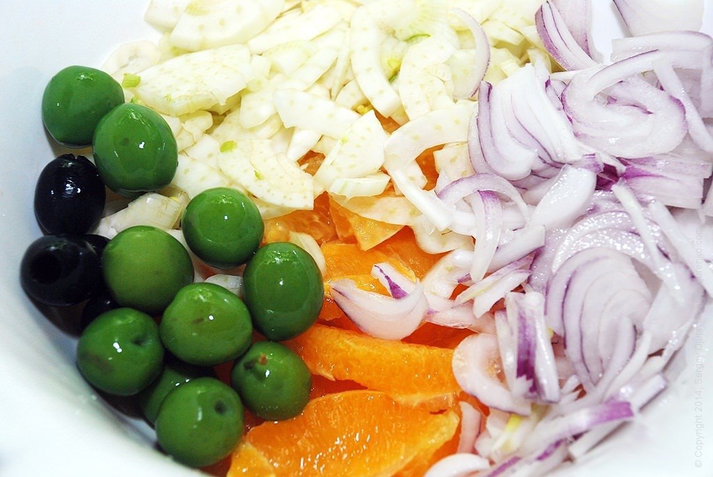 Мужской салат с луком рецепт. Салат с луком. Салат лук и апельсин яйца. Луковый салат. Апельсиновый салат с луком.