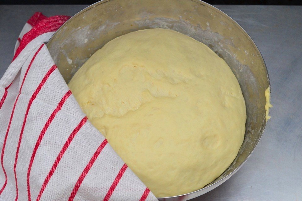 Тесто сухое что делать. Закрытые пироги из дрожжевого теста оформление. 40% Пирога. Как отрезать тесто для пирожков с капустой.