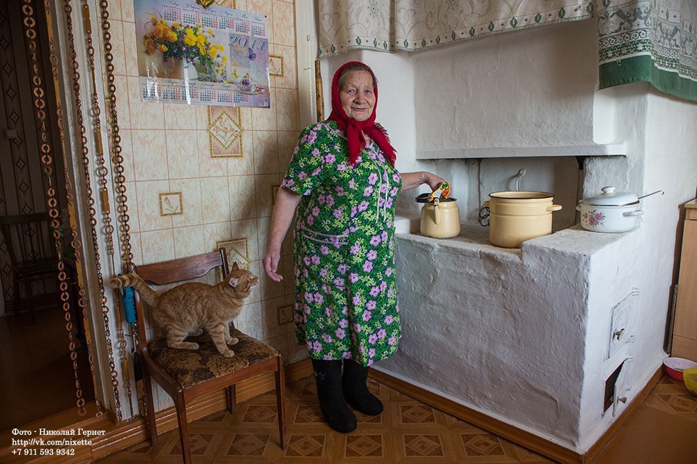 Бабушки дома фото. Бабушка в деревенском доме. Домик в деревне бабушка. Деревенский домик у бабушки. Кухня у бабушки в деревне.