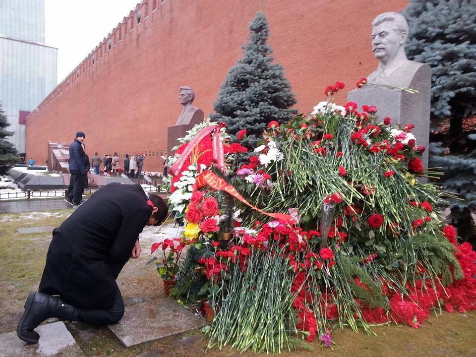 Сталин стена. Сталин Иосиф Виссарионович похороны могила. Красная площадь Москва могила Сталина. Могила Сталина 2022. Могилы у кремлевской стены на красной площади Сталин.