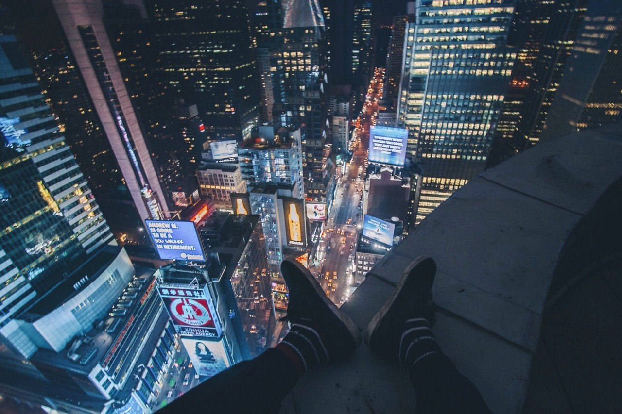 Нью-Йорк ночью с крыши небоскреба вид