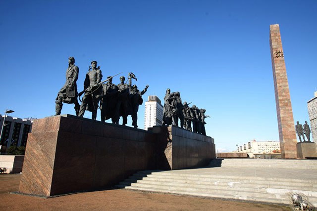 Монумент героическим защитникам ленинграда на площади победы