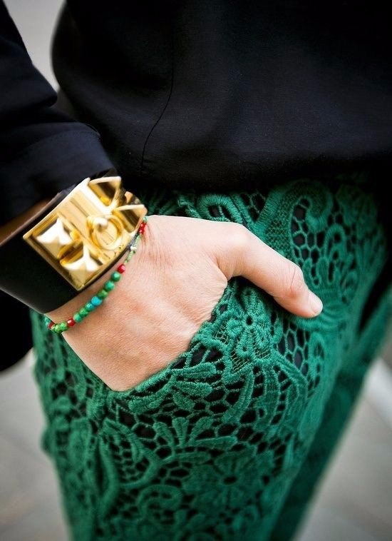 Сочетание золотого и зеленого в одежде