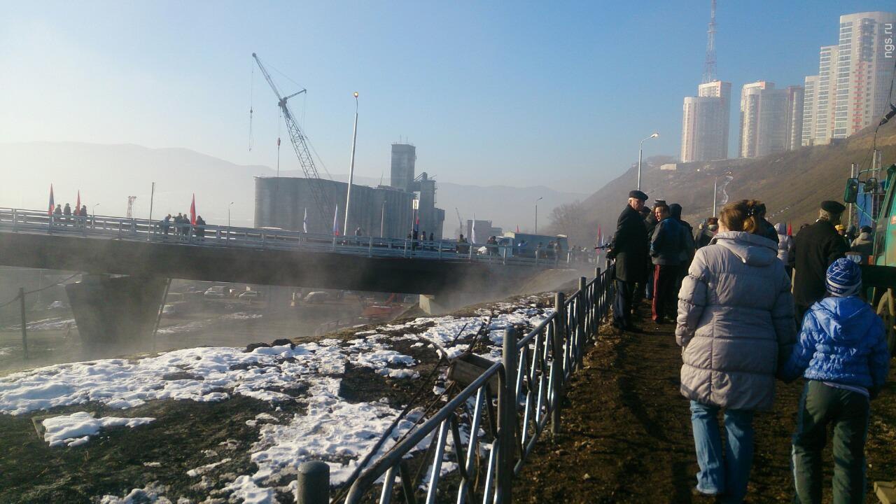 Путинский мост в красноярске. Путинский мост Красноярск. Путинский мост в Красноярске через Енисей. Открытие моста Красноярск. Путин кий мост Красноярск.