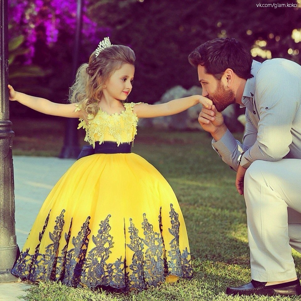 Маленькая девочка в желтом платье