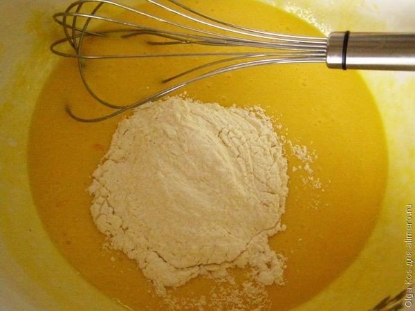 Пирог масло мука яйца сахар. Замес теста с сахарной пудрой и желтком. Порошок для приготовления маффина. Сахарная пудра. Простокиша яйца сахар маргарин разрыхлитель.