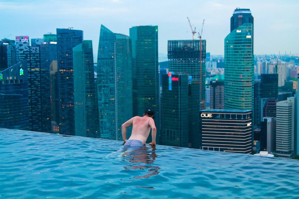 Бассейн на крыше небоскреба в сингапуре