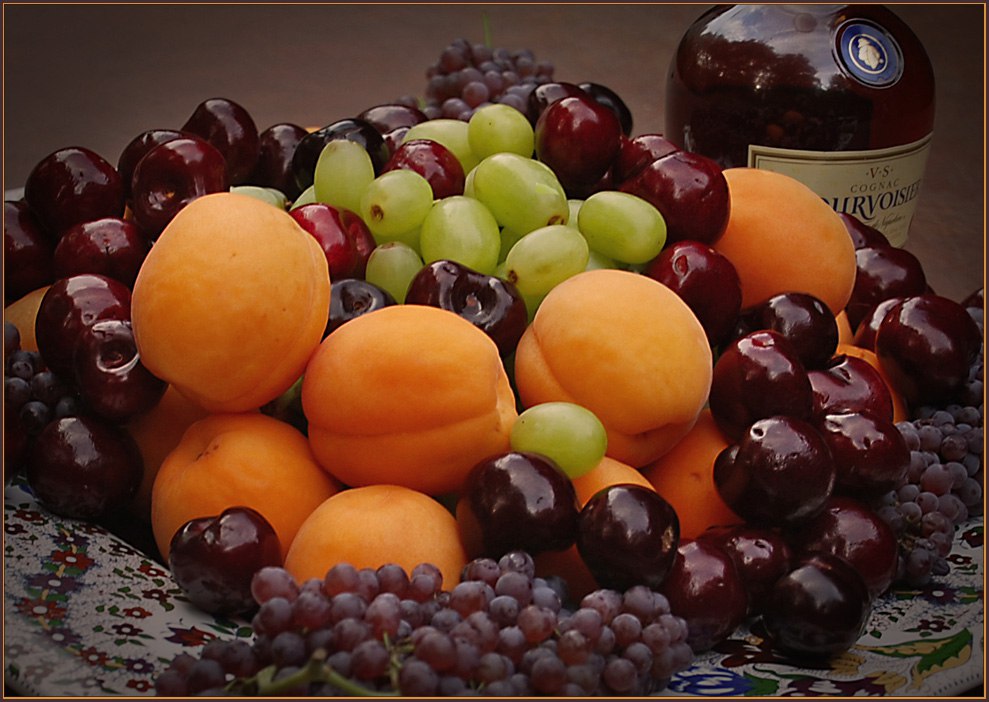 4 фрукта в день. Угощаю фруктами. Сладкие фрукты. Фрукты и конфеты на столе. Коньяк и фрукты.