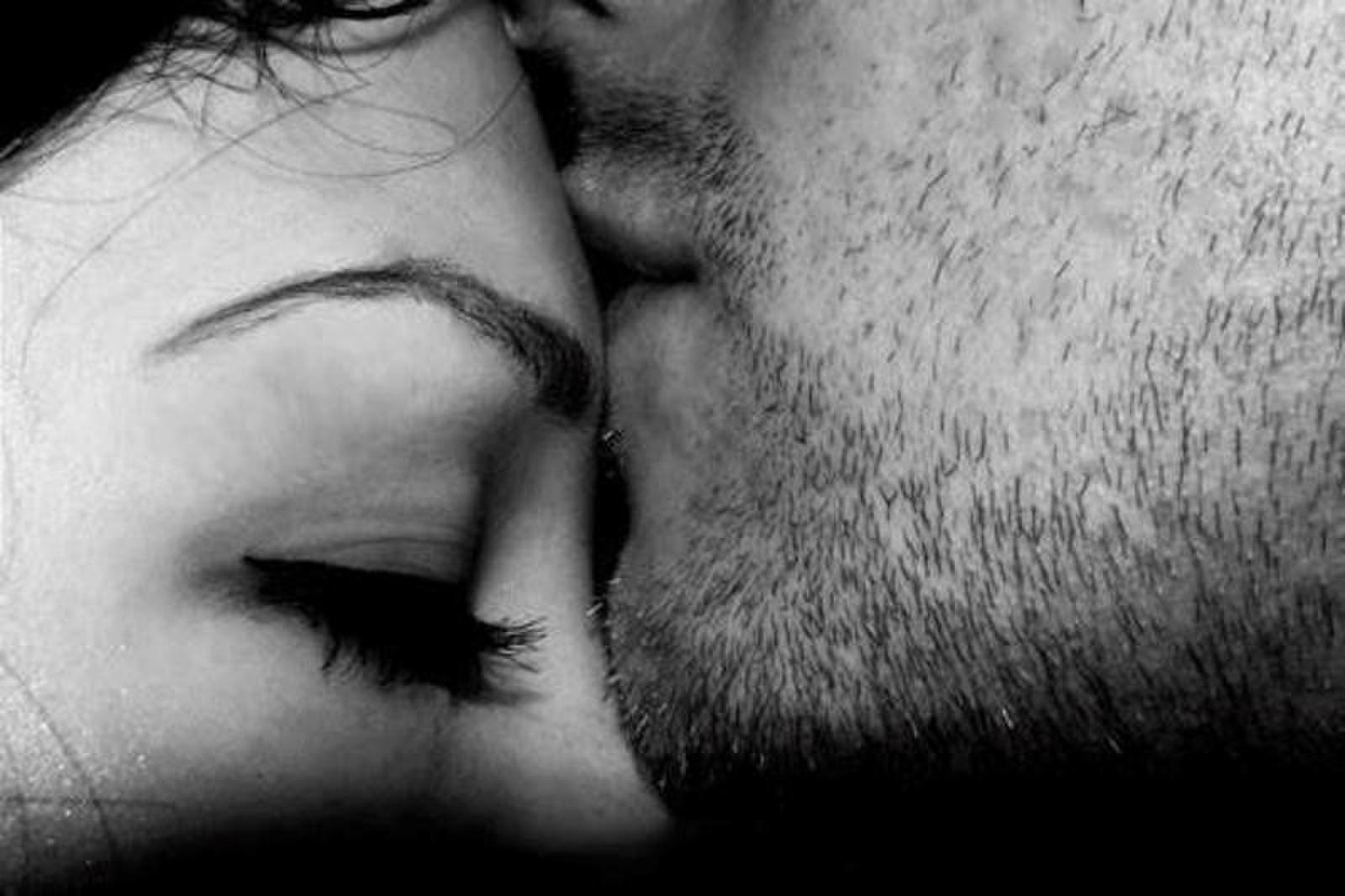 По твоим губам по твоим щекам. Поцелуй в лоб. Нежный поцелуй в лоб. Поцелуй щетина. Целует в лоб.