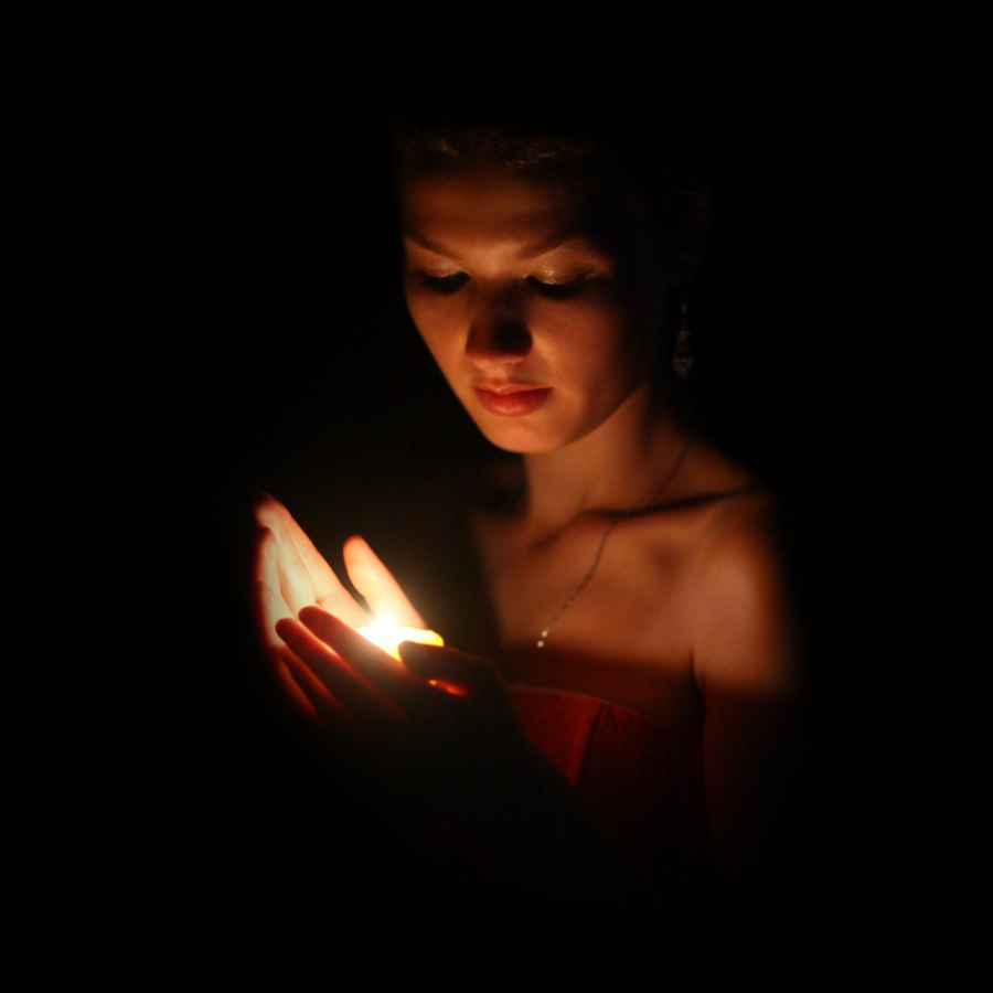 Девушка со свечой
