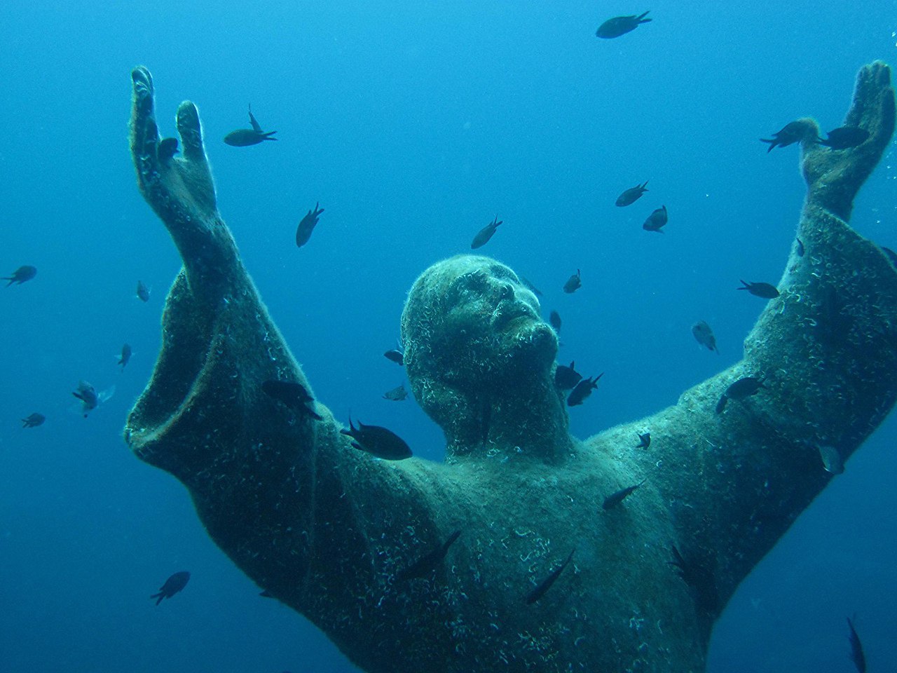 статуя христа под водой