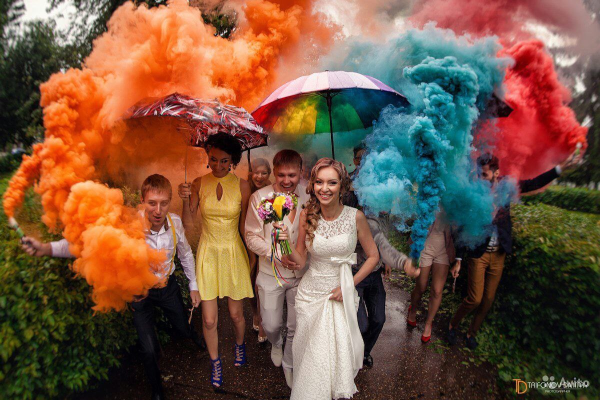 Фото с цветным дымом свадьба