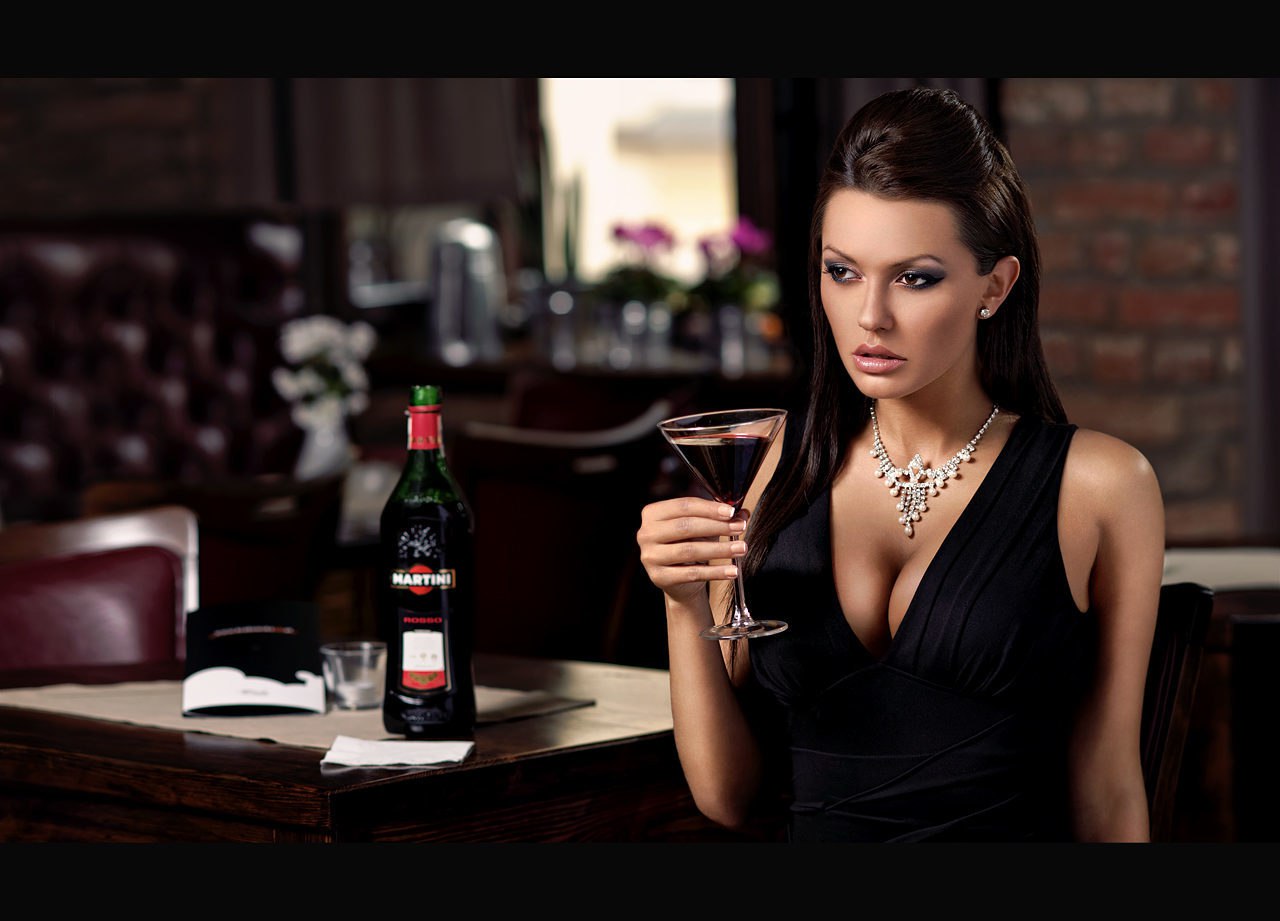 Девушка с вином. Девушка с бокалом вина. Красивая девушка в ресторане. Брюнетка с бокалом.