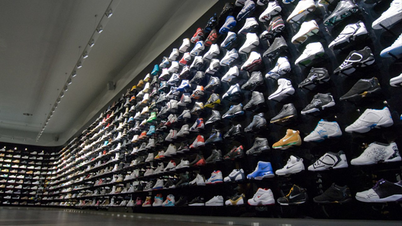 Магазин кроссовки 3. Nike Sneakers магазин. Коллекция кроссовок. Стеллаж для кроссовок. Много кроссовок.