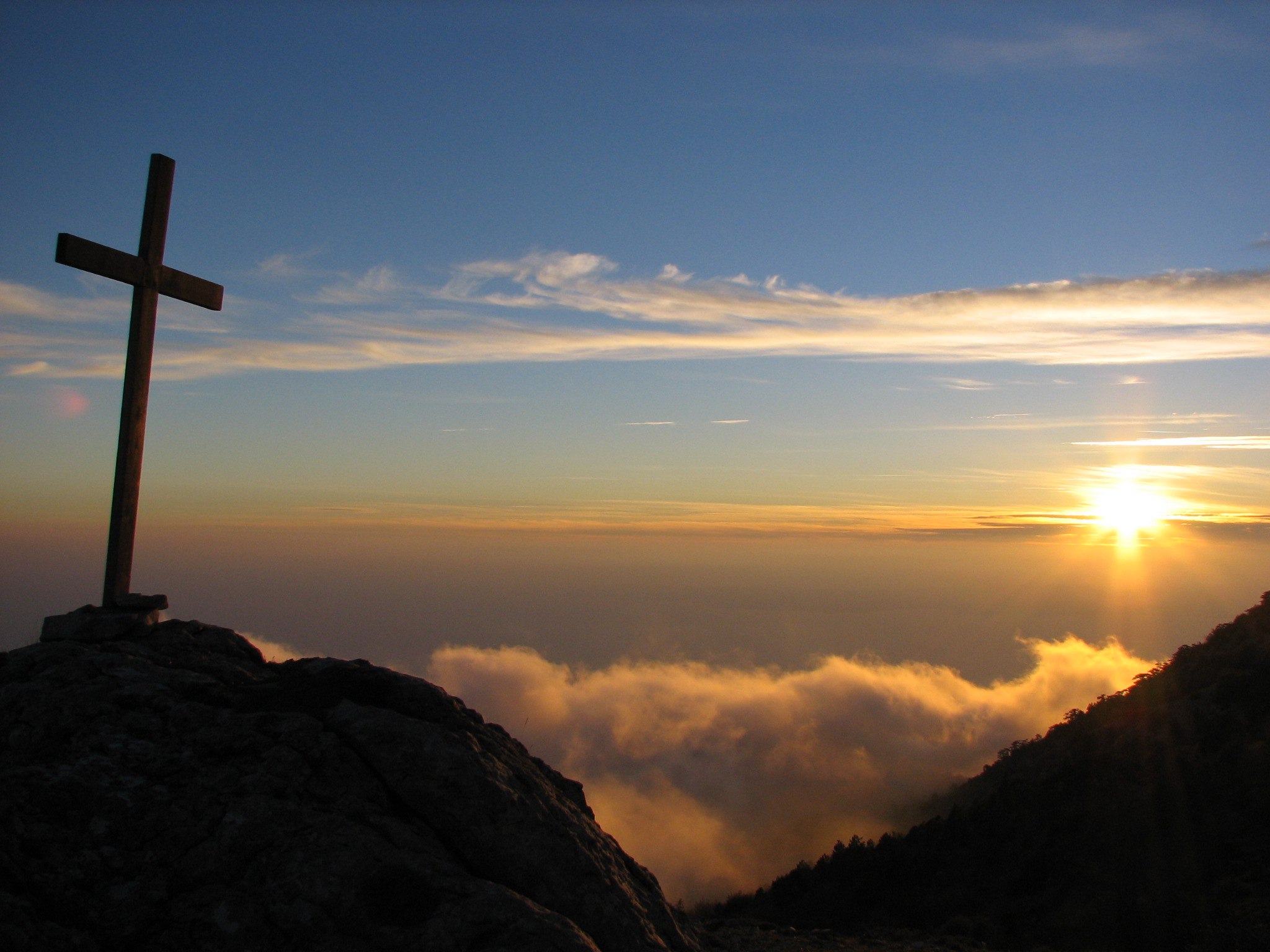 Христианские картинки. Православный крест Афон. Крест на вершине горы Кармель. Крест на горе. Крест в небе.
