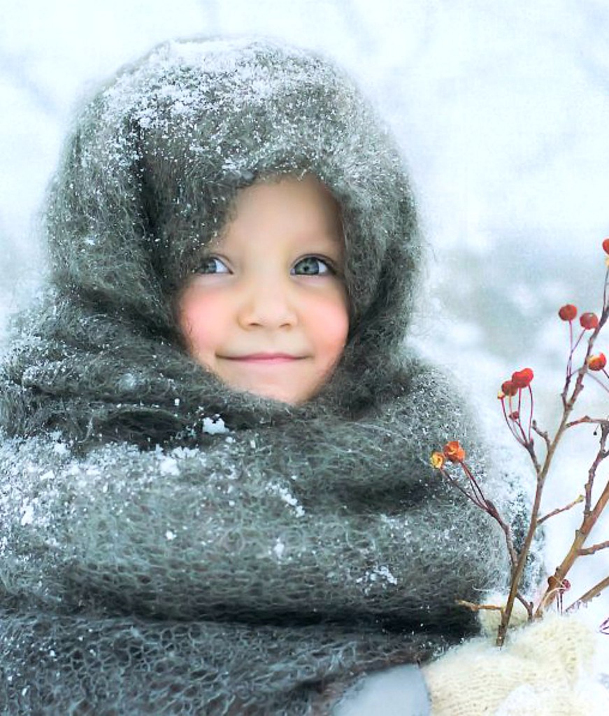 Ребенок в платке зимой