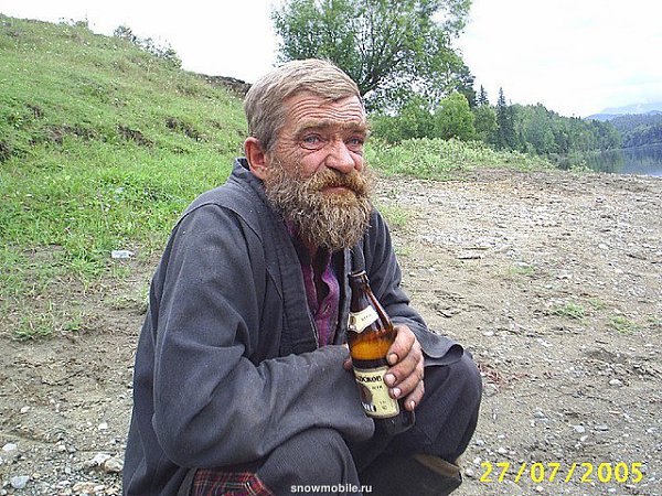 Пожилые алкоголики. Дед алкаш с бутылкой.