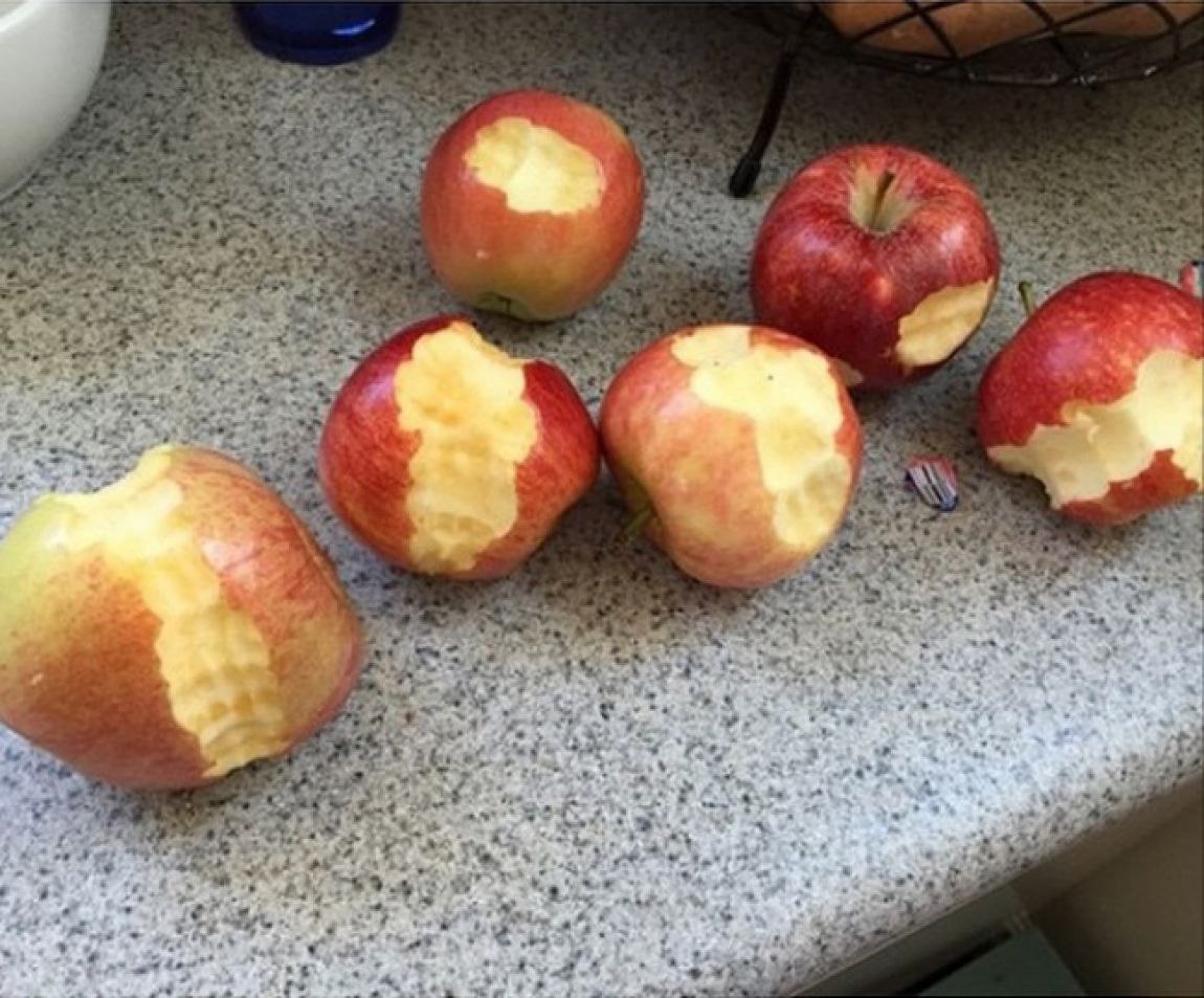 Надкушенные несколько яблоки