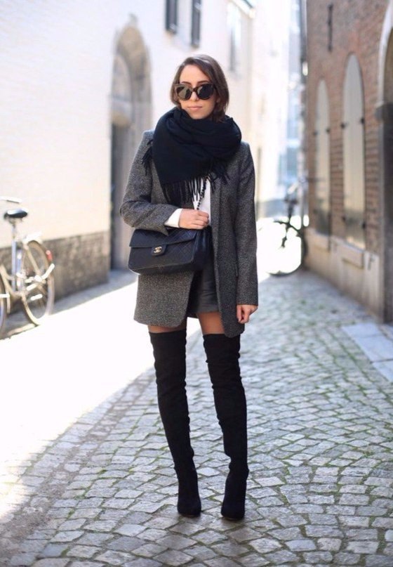Девушка в черном пальто и сапогах