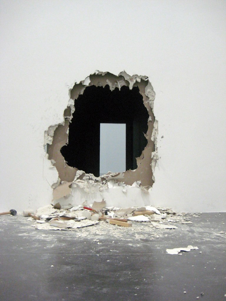 Hole in the wall. Дыра в стене. Пробоина в стене. Дыра в бетонной стене. Пролом в стене.