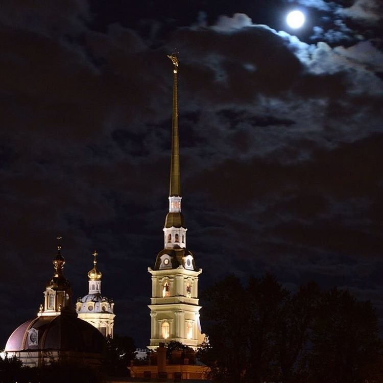 Петропавловская крепость ночью