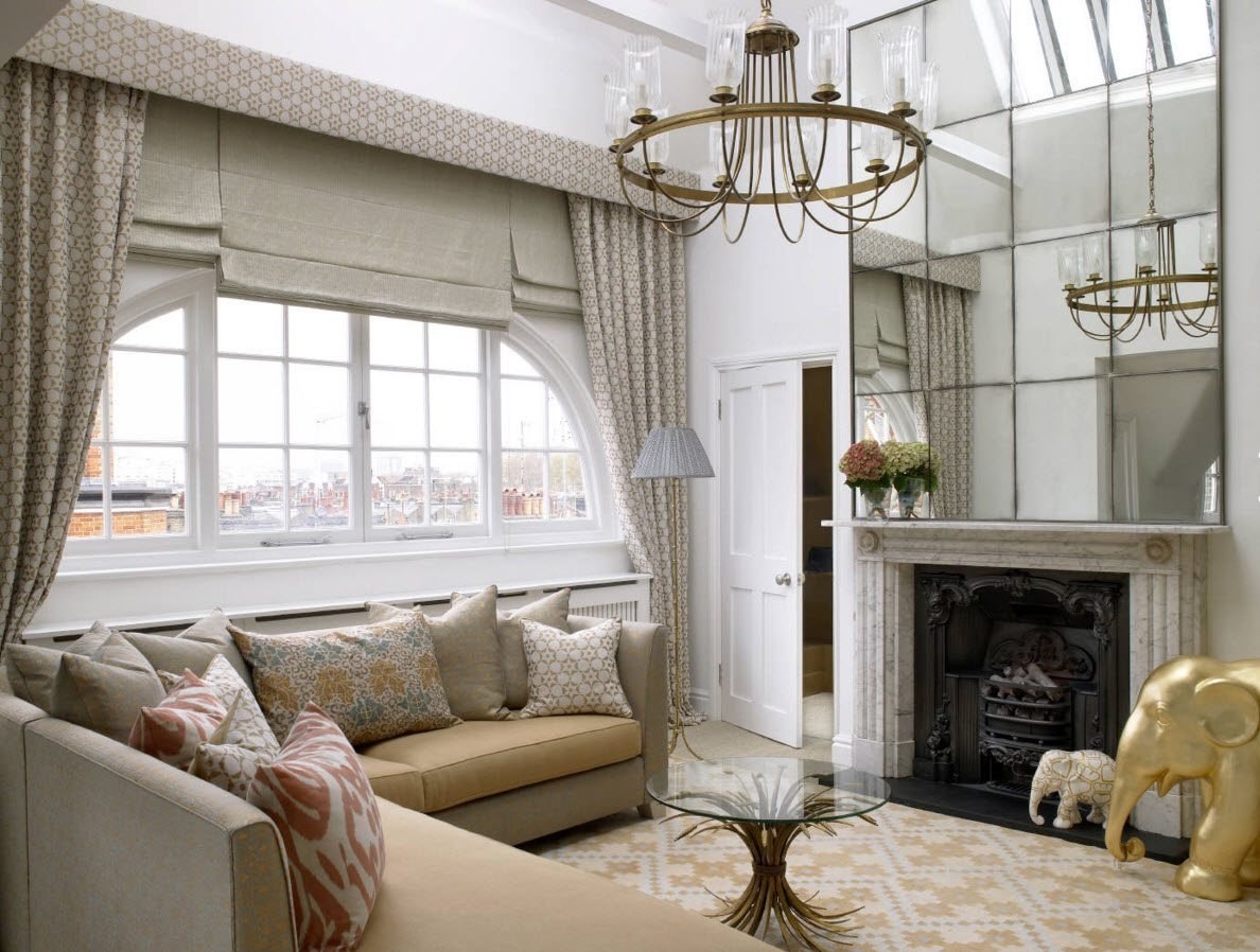 Римская штора в интерьере гостиной в классическом стиле