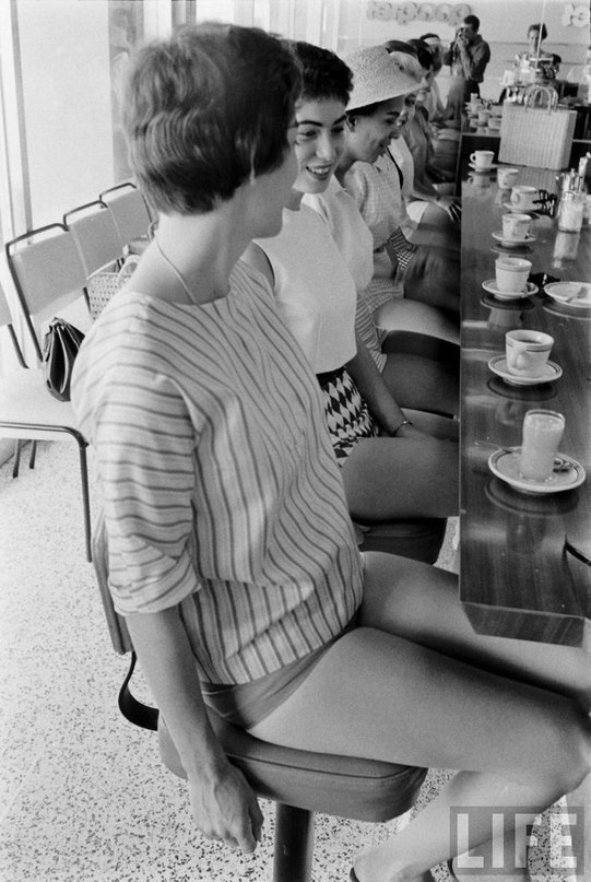 1950-е - время, когда дамы начинают носить шорты не только на пляже. 