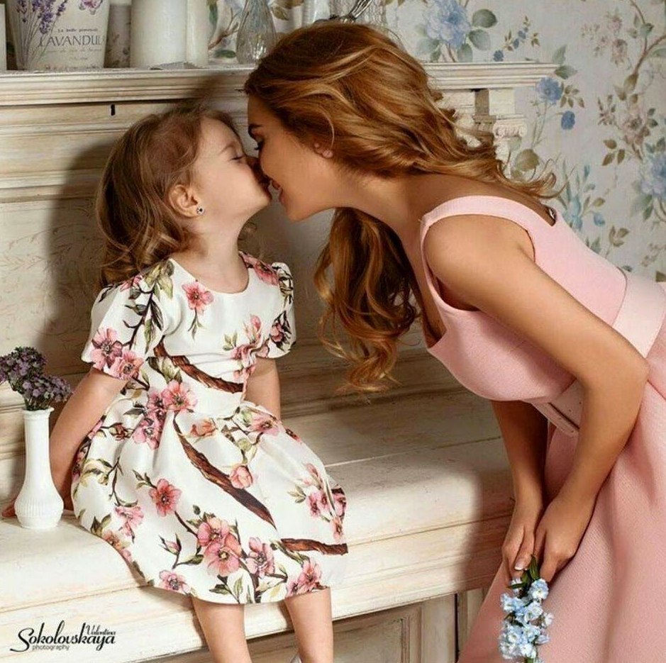 Лизбиянки дочь. Мама и дочка. Поцелуй дочери. Мама и дочка Эстетика. Дочки-матери.