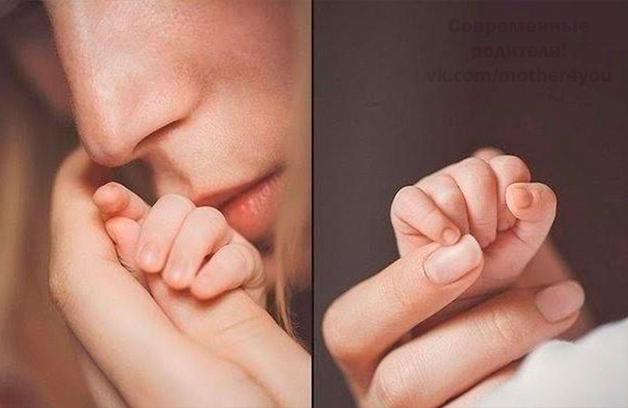 Поцелуй пальчика. Прикосновение к ребенку. Поцелуй пальчиков. Маленькие ручки. Прикосновение мамы к малышу.