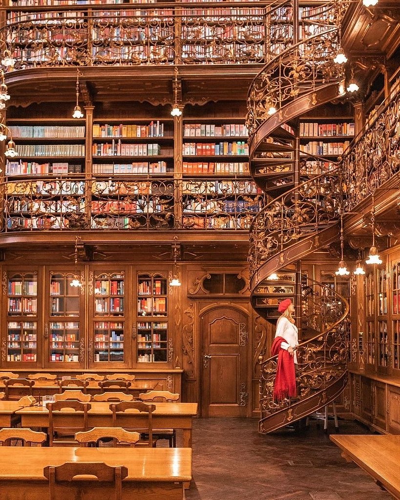 Библиотеки музыка 5. Библиотека в Мюнхене. Юридическая библиотека Мюнхен. Красивая библиотека. Старинная библиотека.