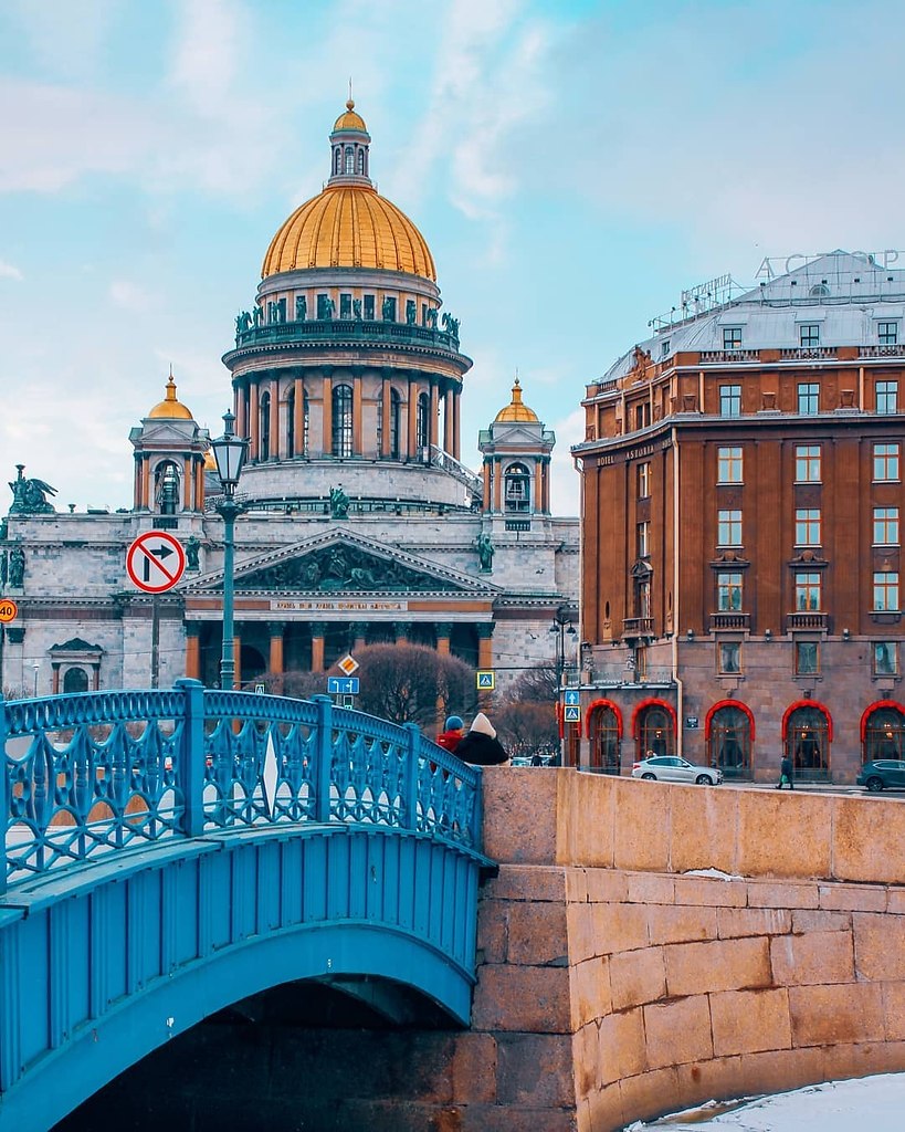 Исаакиевский собор и синий мост в Санкт-Петербурге