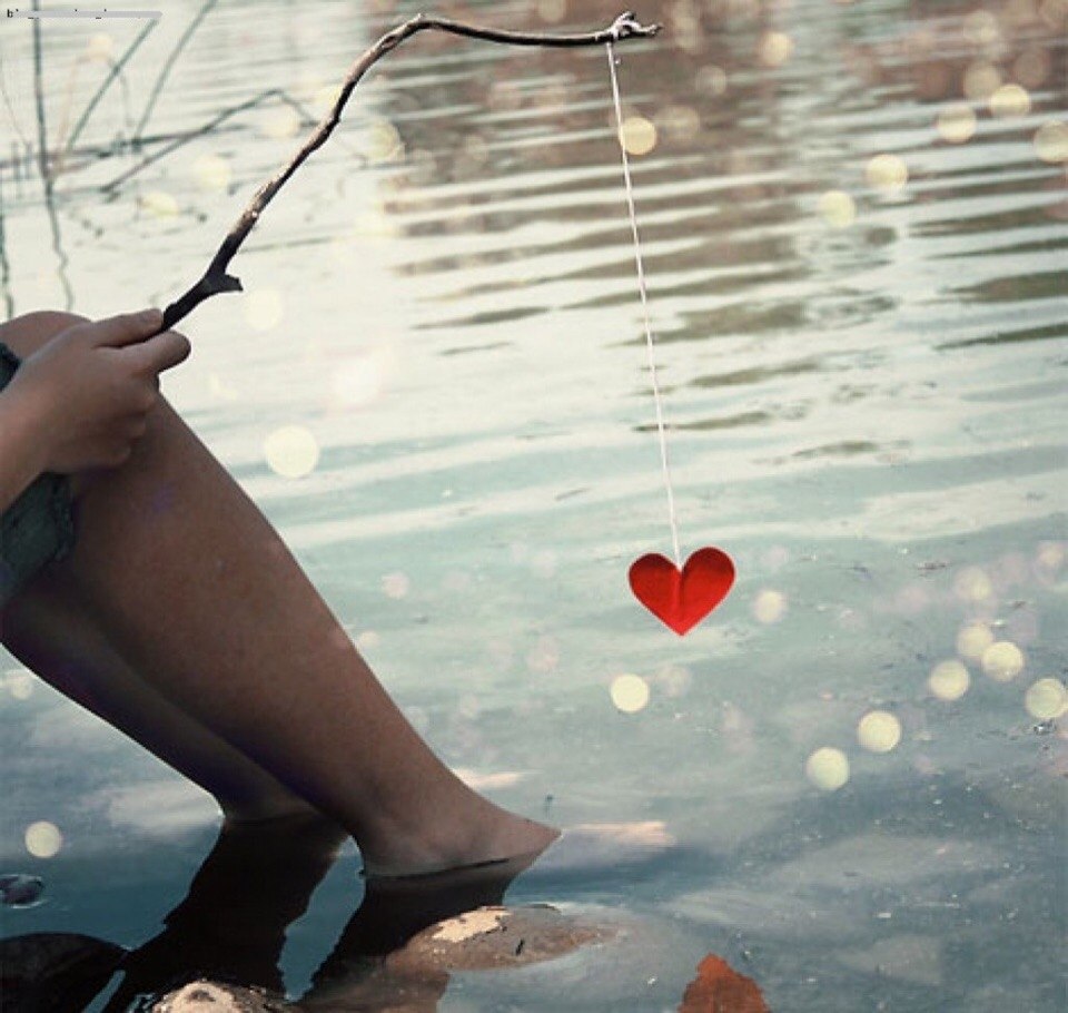 Романтическая девушка рыбачит