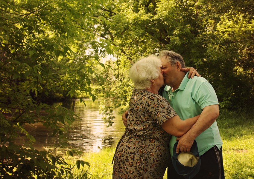 Русское с сюжетом пожилые. Любовь пожилых. Поздняя любовь. Пенсионеры целуются. Пенсионеры любовь.
