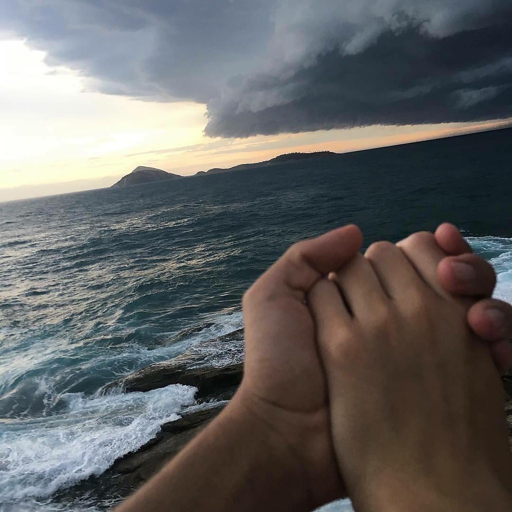 Двое руки океан