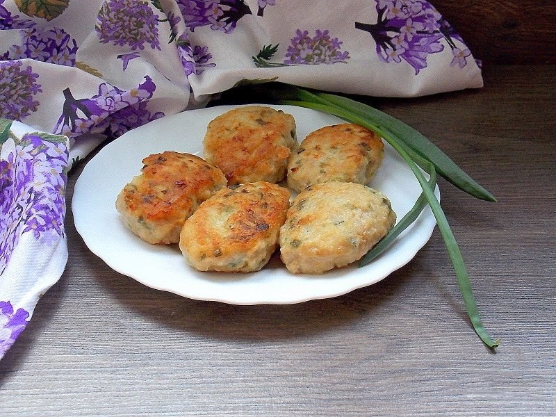 Котлеты из фарша без яиц. Котлеты с зеленым луком. Котлеты мясные с луком. Куриные котлеты с зеленым луком. Мясные котлетки "Чиполлино".