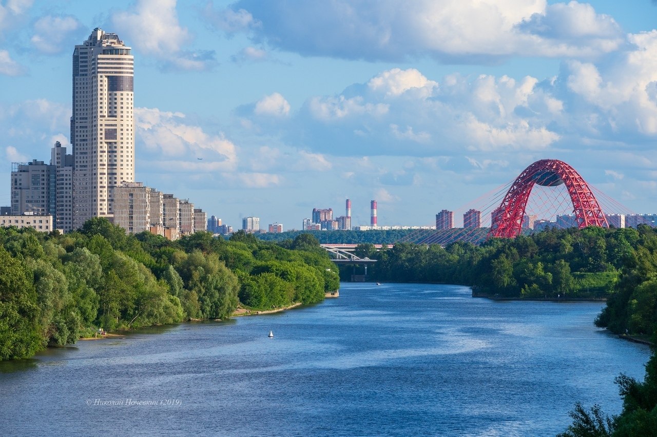 Строгино. Живописный мост Строгино. Панорама Строгино живописный мост. Вид на Строгино с живописной. Высотка и живописный мост вид из Строгина.