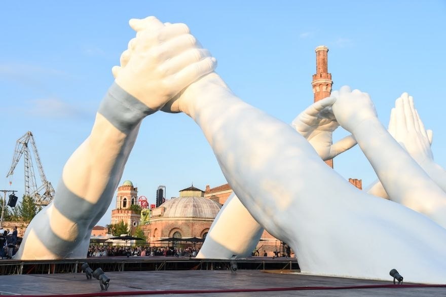 Скульптура наводить мосты в венеции