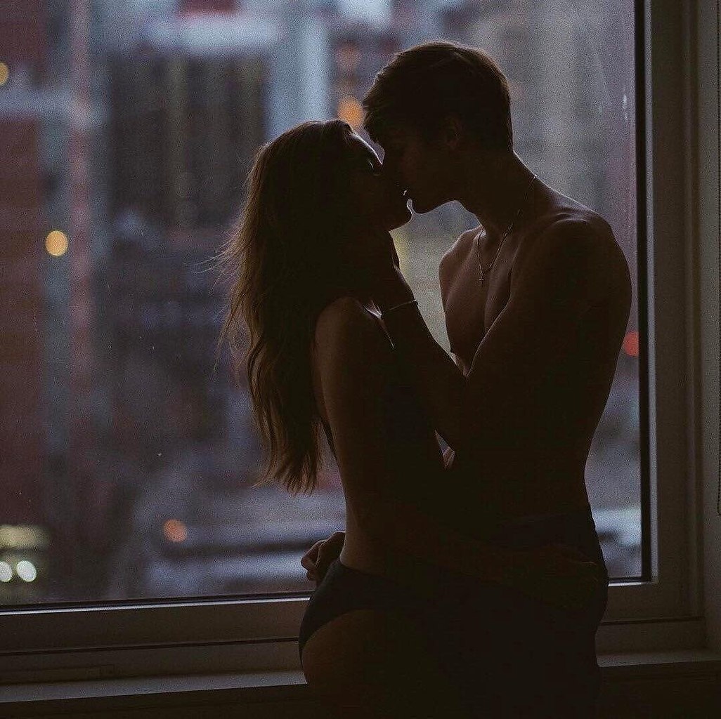Парень целует девушку в темноте фото